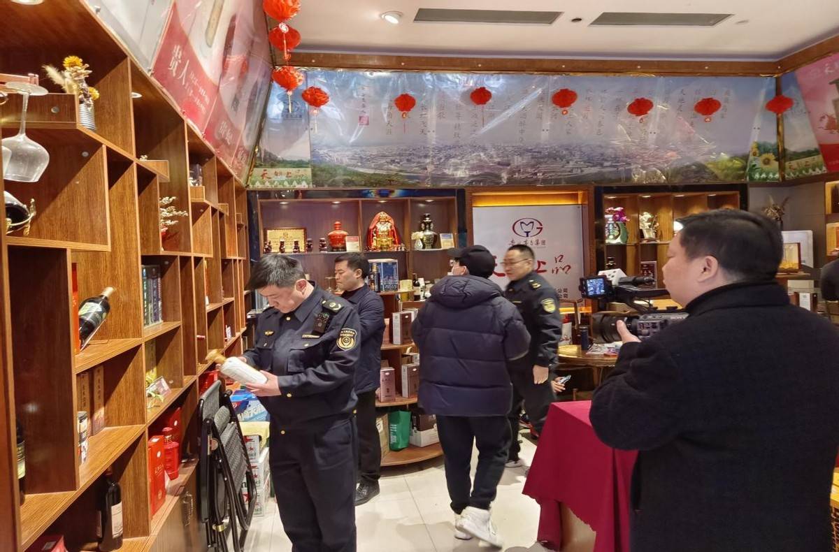 现场责令整改未将营业执照置于经营场所醒目位置违法行为5起; 现场