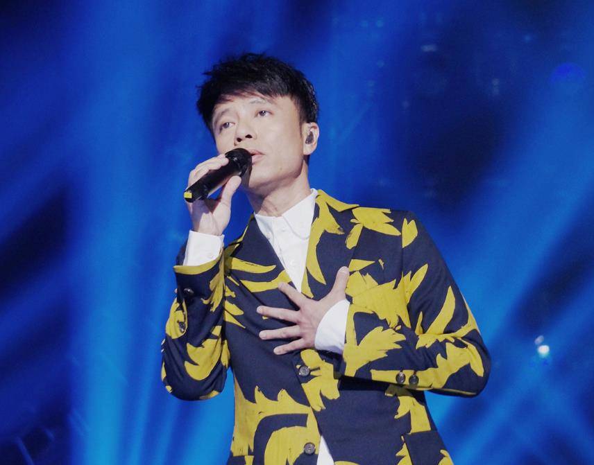 李克勤唱歌技巧运用的非常好,现场很稳,但也有以下缺点_音域_高音