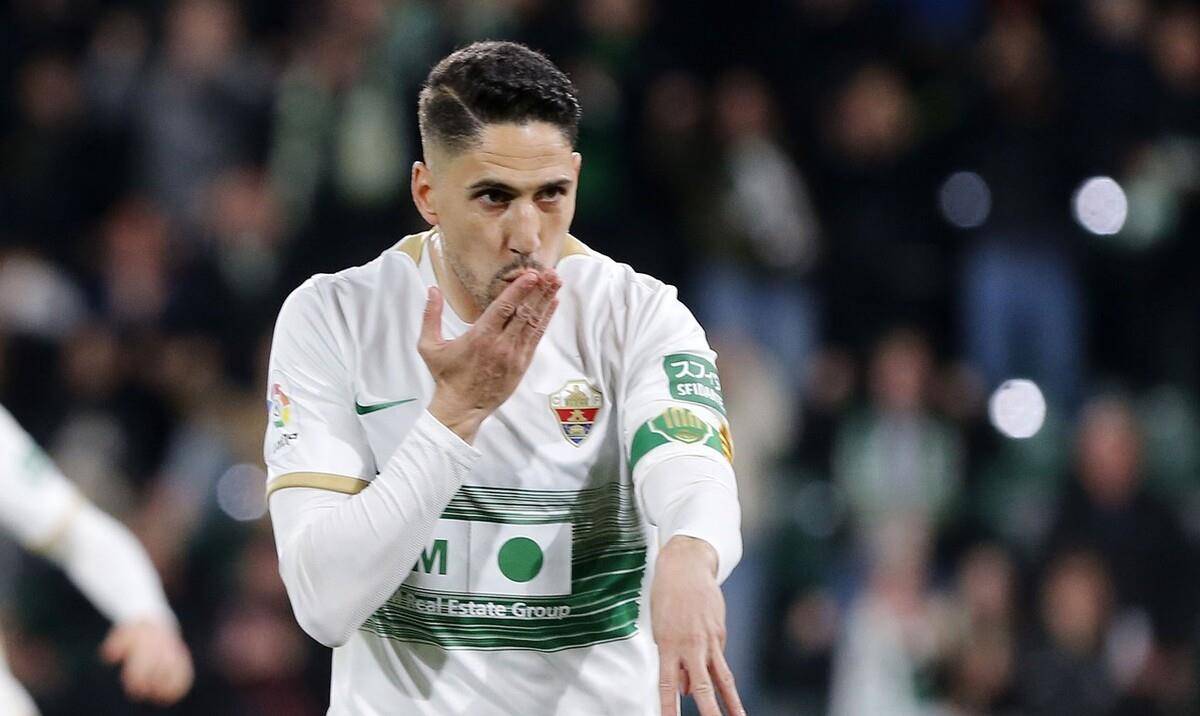 卢卡斯,莫伦特等豪门,客场作战的皇家贝蒂斯队则首发佩雷斯联手恩里克