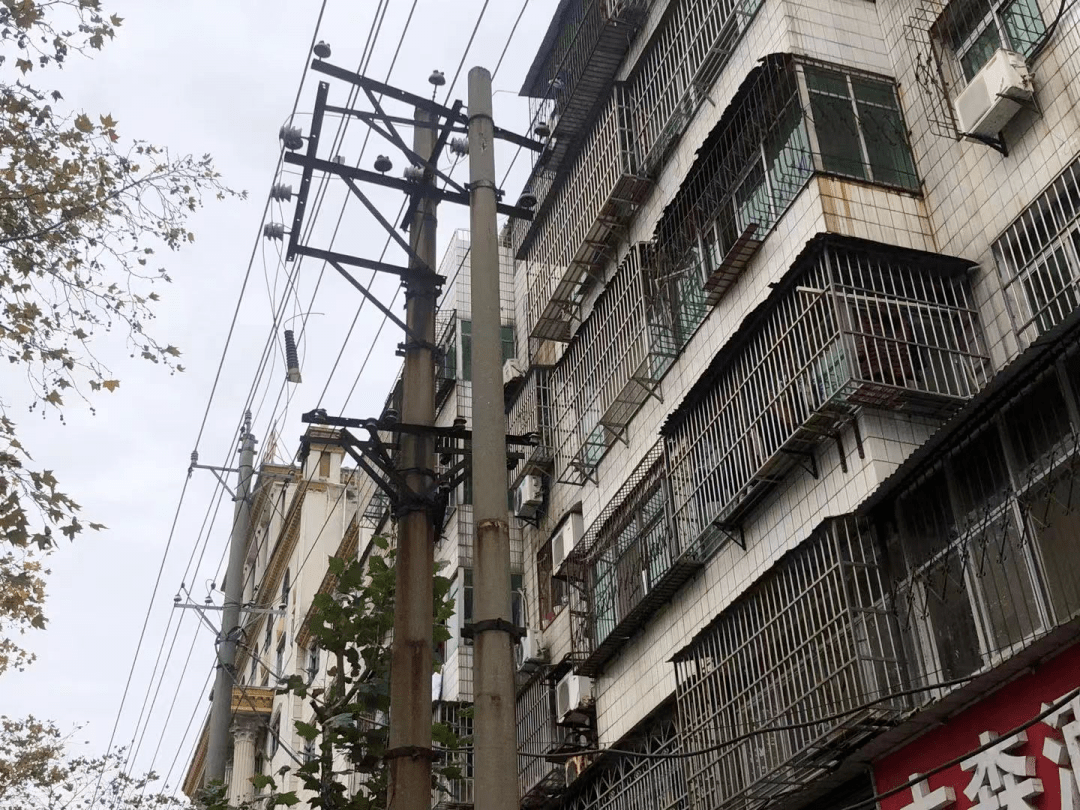 李理谦:门前有电线杆对家庭的风水上有什么影响?如何化解?