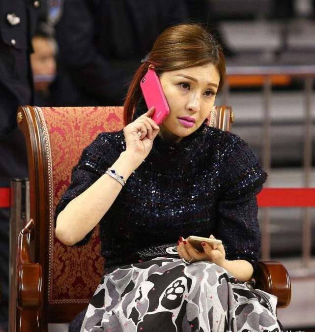 cba最美老板娘,年过四旬韵味十足,曾在比赛现场被球员偷瞄大腿_吴迪