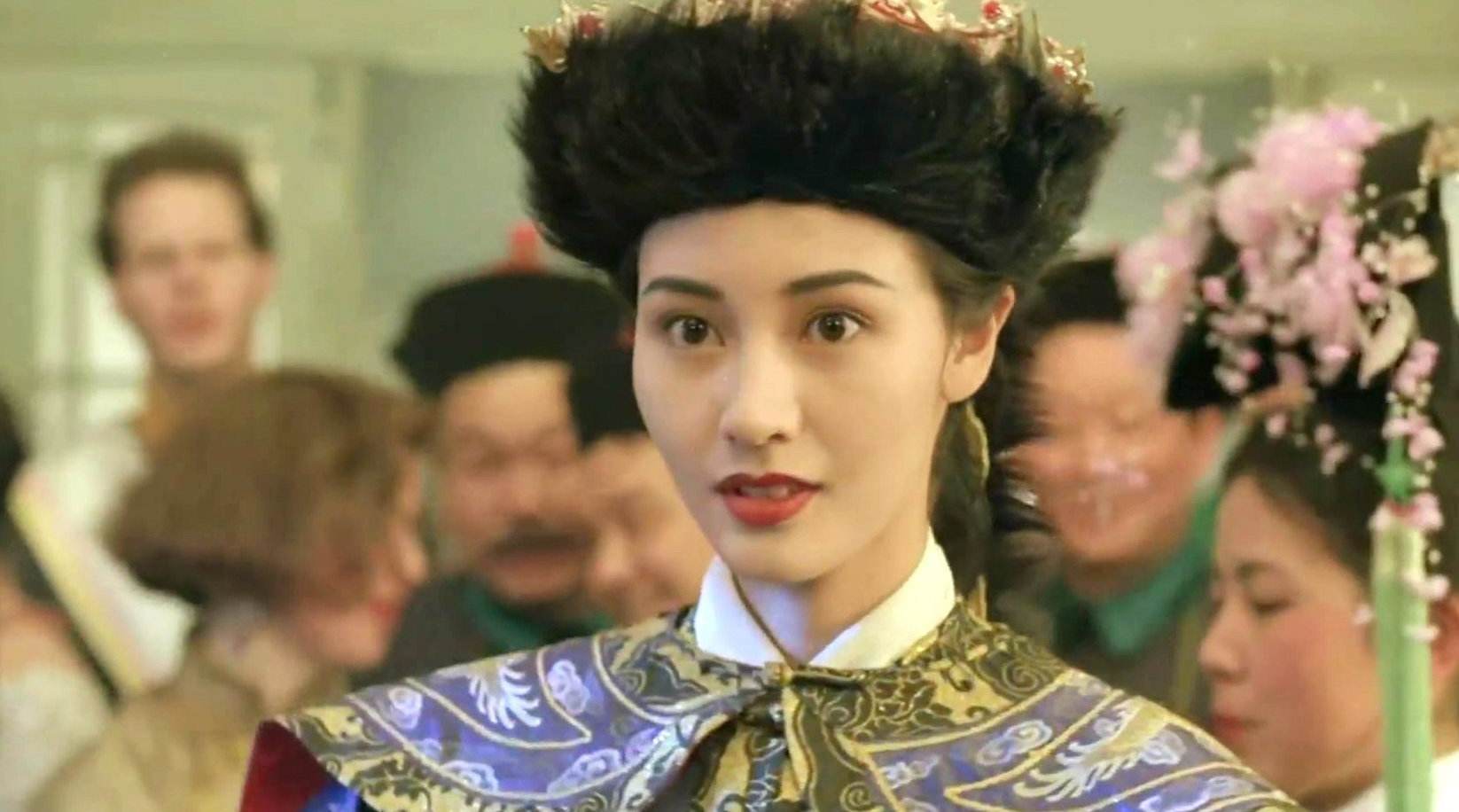 在《笑傲江湖之东方不败》中,李嘉欣饰演岳灵珊,古装打扮的李嘉欣气质