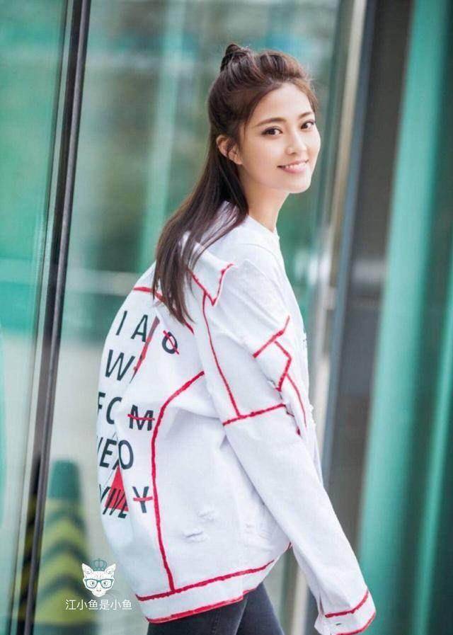 《废柴兄弟》艾玛玩起时尚跨界,真腻害,这穿搭也太美了_王妍之_元素