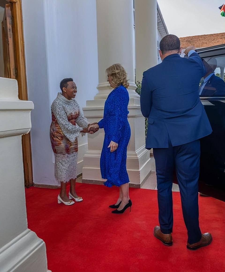 71岁美国第一夫人抵达肯尼亚差点出糗!