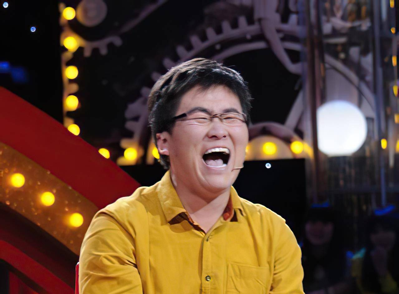 曾学吴京当导演而失败,后因"傻笑"成网红,如今收入过万_姜涛_明星