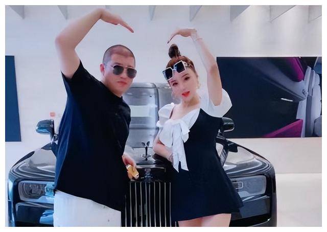 千万网红二驴首次公开亲弟弟上热搜 私生子曝光 女儿大骂父亲不正经