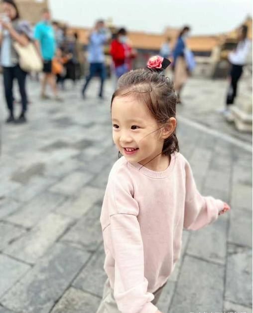 王智罕晒女儿正脸,3岁小米尖脸大眼颜值高,母女出游却不见老公_尤奕
