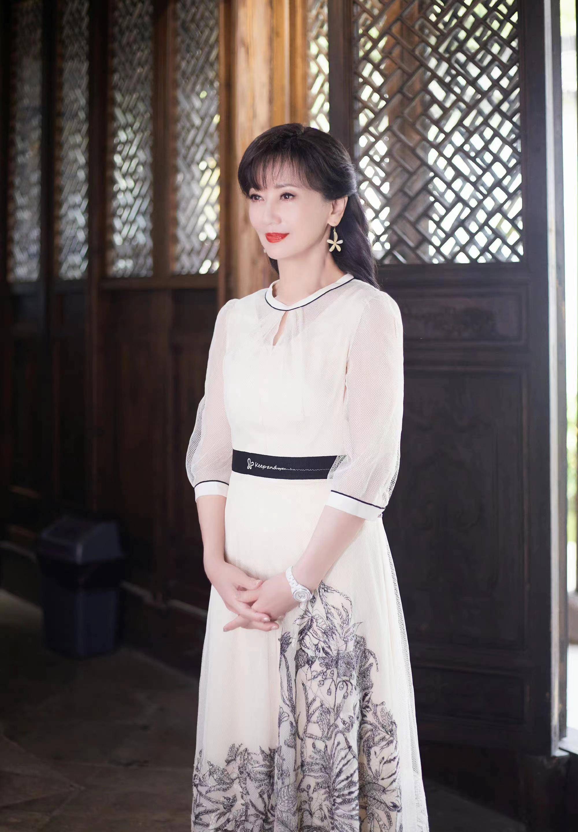 68岁的赵雅芝依旧年轻,穿一条白色刺绣纱裙,精致又优雅