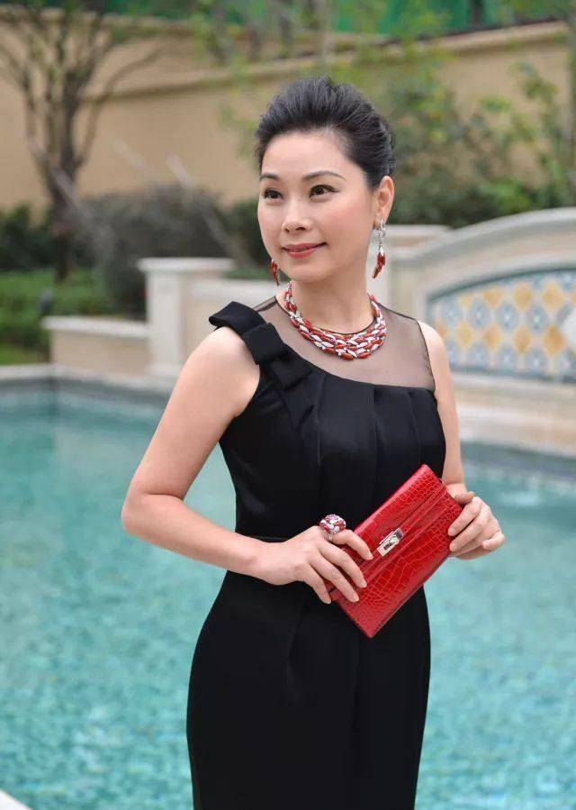 她们是越剧舞台姐妹花,姐姐是实力派演员,妹妹经商成亿万富婆_何赛飞