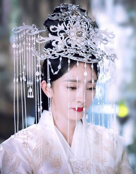 同样是古装婚服,凤九的紫色,白浅的白色,看到她的黑色:有点酷!