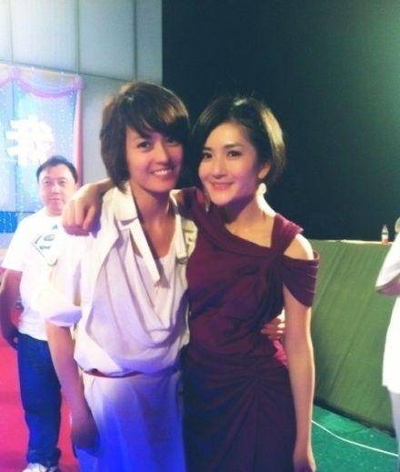 谢娜,梁咏琪合影.