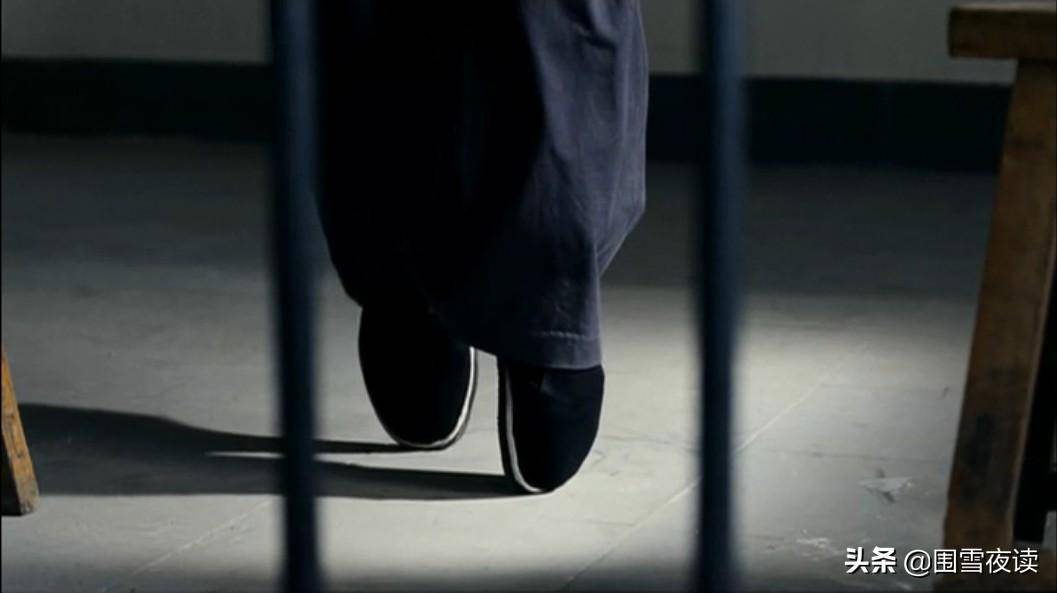 而监狱里,他带着镣铐,穿着千层底布鞋,立起足尖跳舞的片段,也成为华语