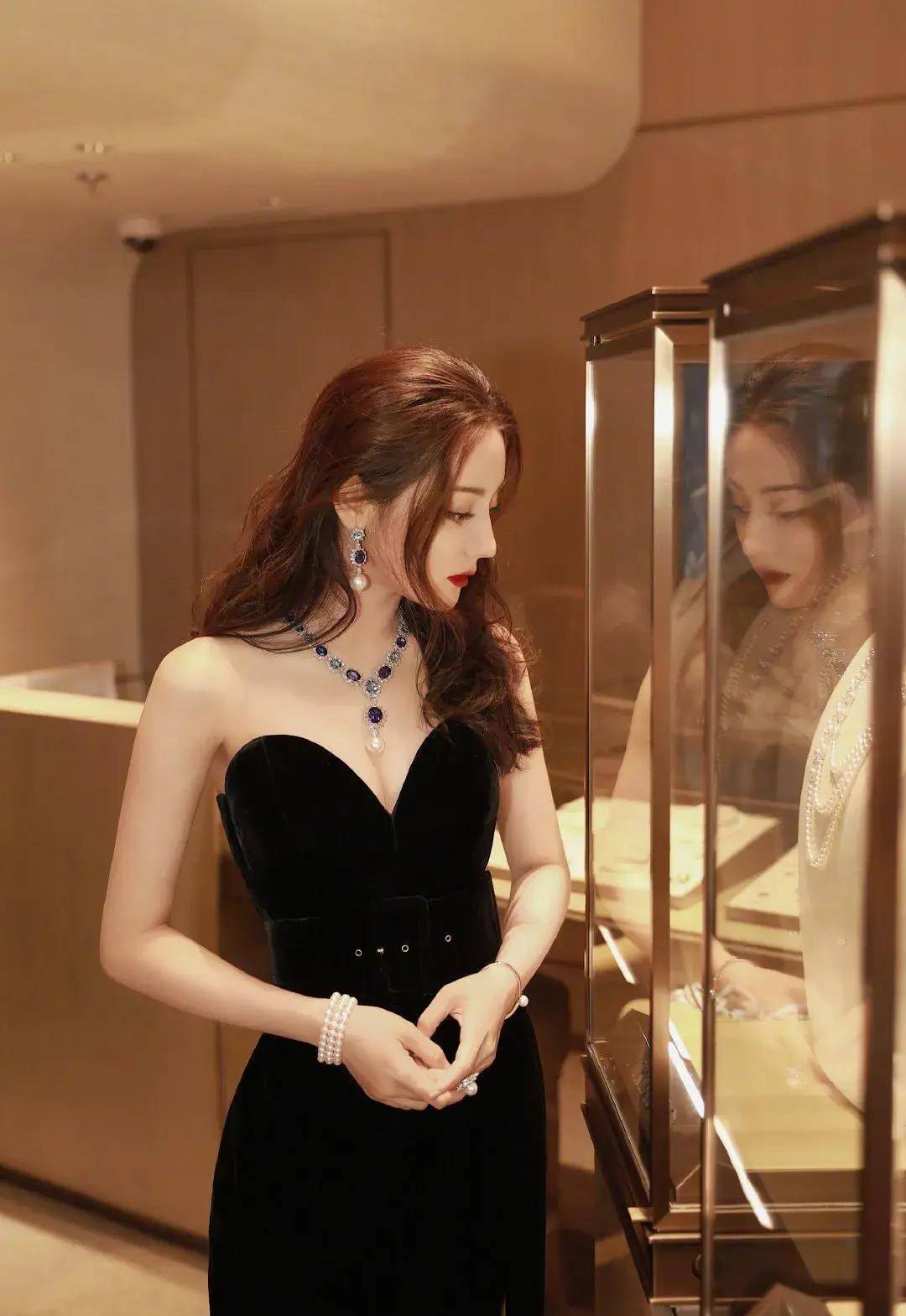 迪丽热巴黑色大v惊艳全场,无滤镜颜值依旧完美,时尚爆表_身材_活动