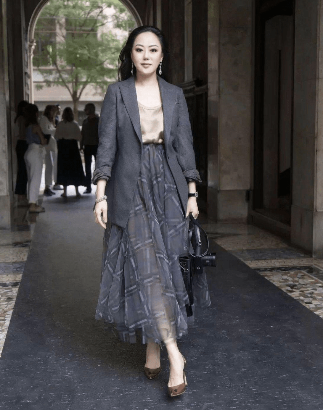 章小蕙堪称丰腴美人,五官大气穿衣品味好,尽显成熟女性魅力_女生_气质