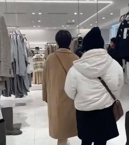 "孙俪"进入百元快消店,身边助理随同,却被指太辛酸_邓超_生活_视频