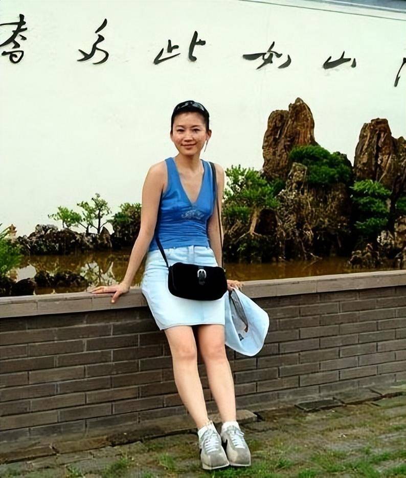 55岁王小丫同框56岁宋祖英同框 ,同穿黑裙,一个优雅,一个阔太范_优点