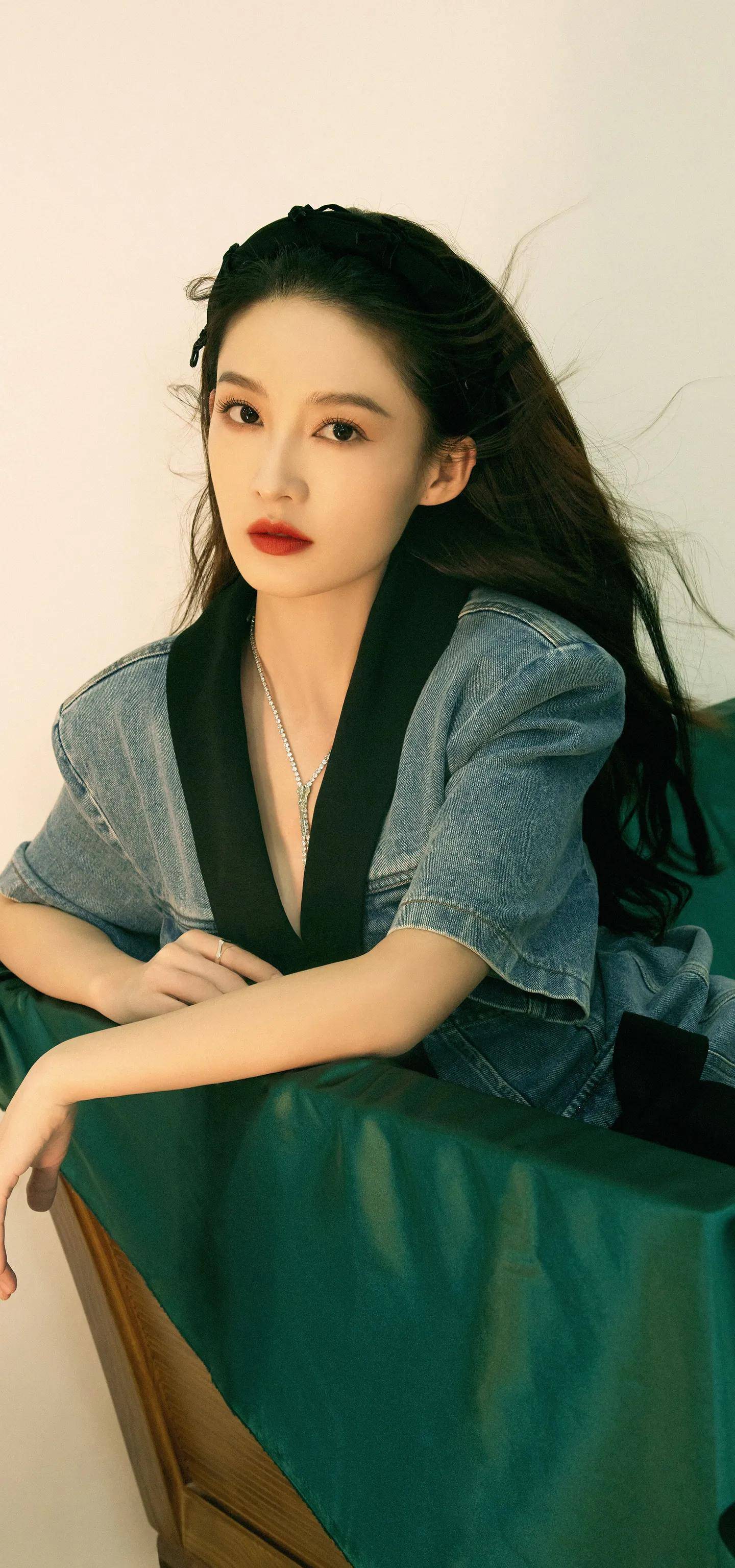 女明星牛仔风穿搭 李沁 杨幂 迪丽热巴 景甜 你觉得谁更美_气质_风格