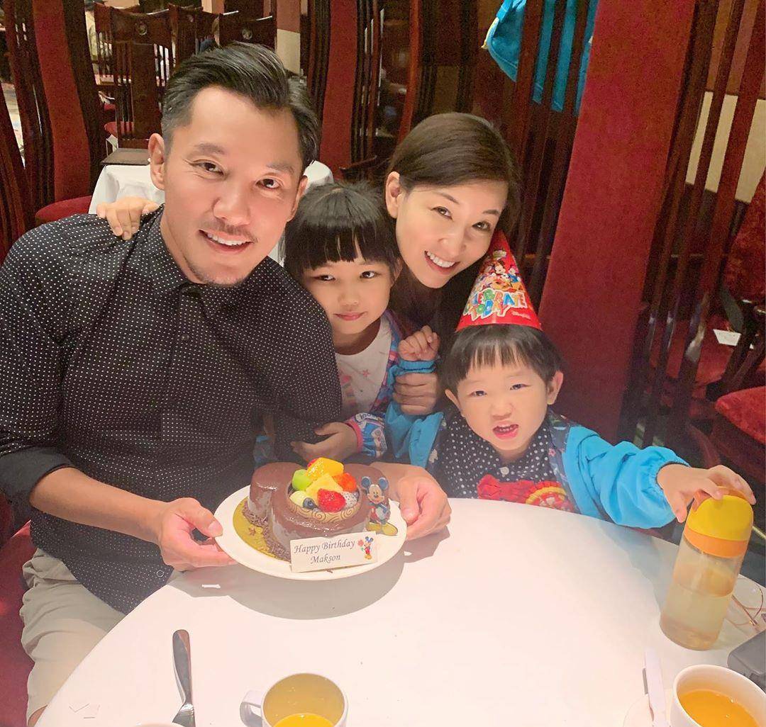 tvb小生与家人享受家庭日为儿子庆生 一家四口拍下温馨全家福_张英康