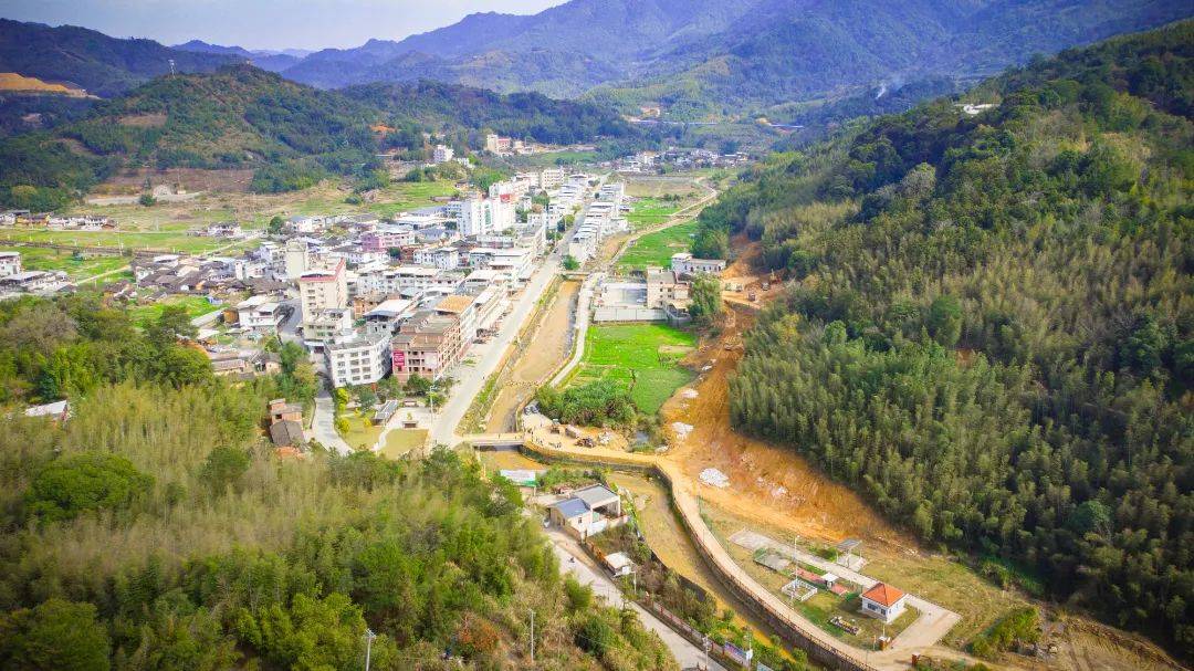 【大爱龙岩·福见新罗】岩山镇:暖心公路铺出一条振兴大道_道路_集镇