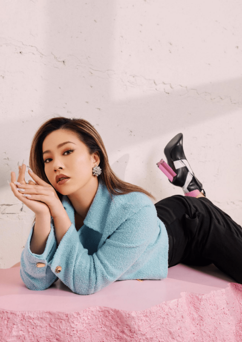 王菊的穿搭太有魅力了!