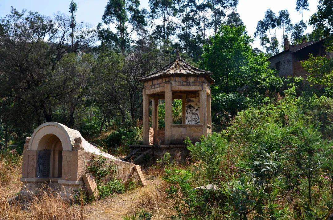几年前去云南旅行时,在大理深山发现一口石棺,据说里面埋着一位奇人