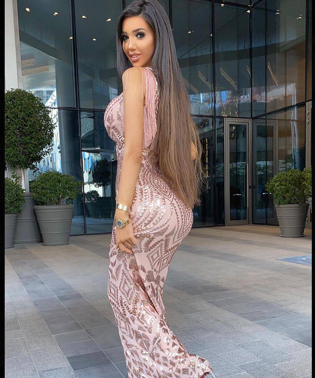 这位来自于英国的美女,名字叫做克洛伊·和(chloe khan),1991年6月1日