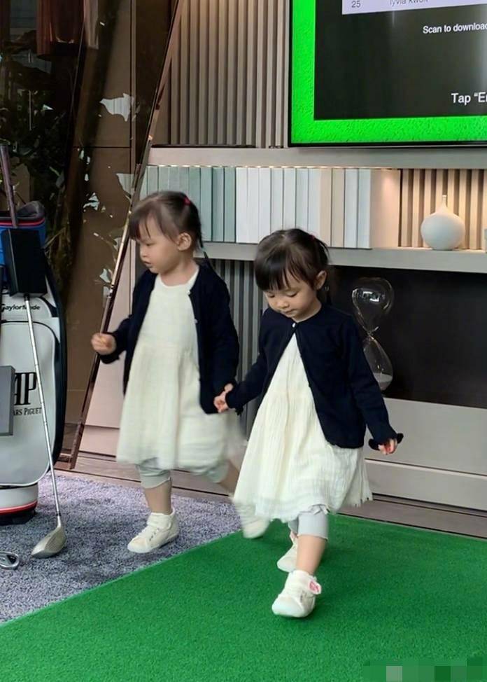 熊黛林老公晒近照,异卵双胞胎女儿同框颜值差距大,熊黛林未出镜