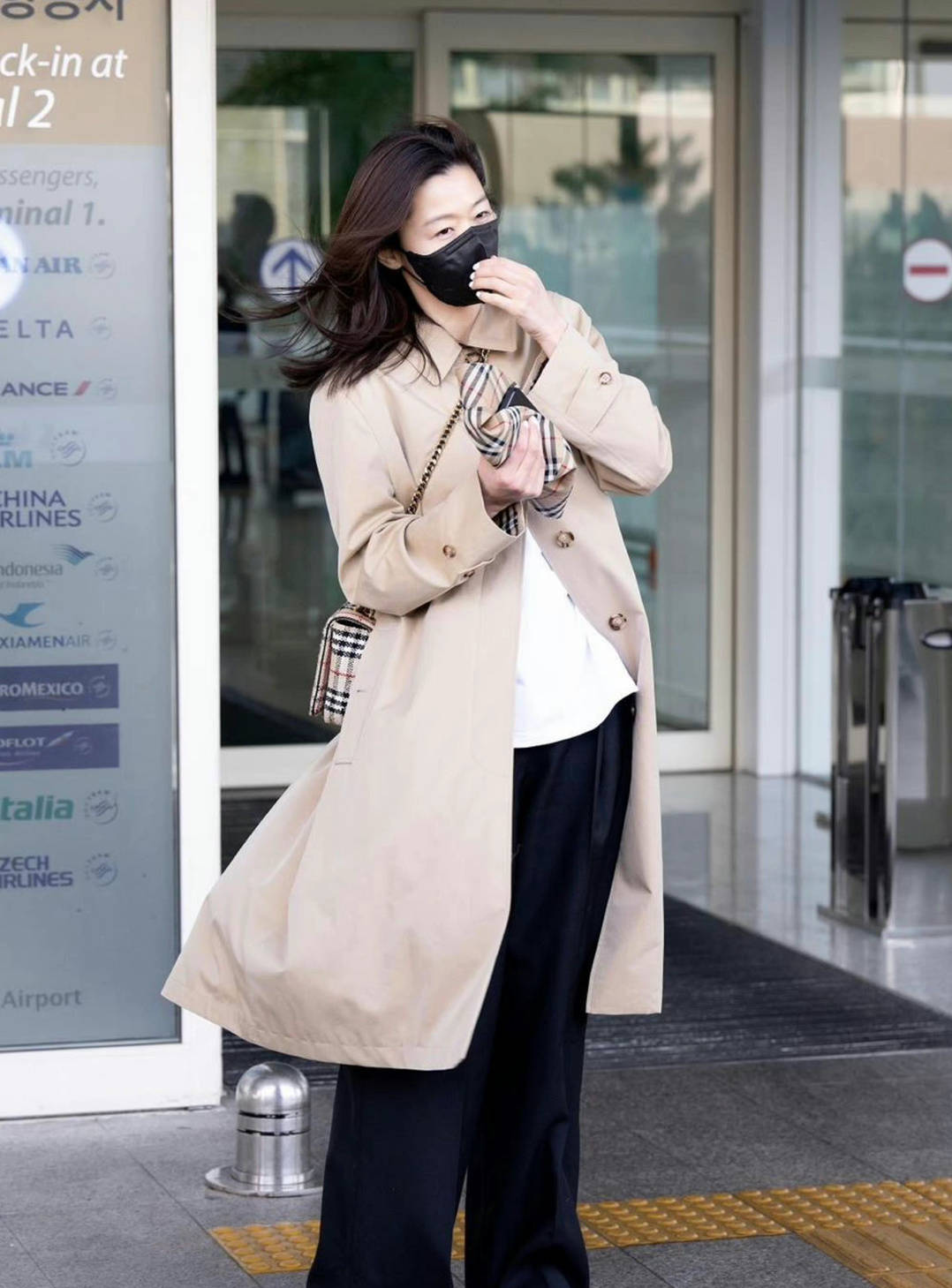 好久不见的全智贤出发参加burberry伦敦时装周啦_全身_创意_美人