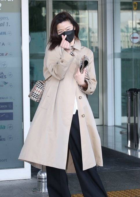 好久不见的全智贤出发参加burberry伦敦时装周啦_全身_创意_美人