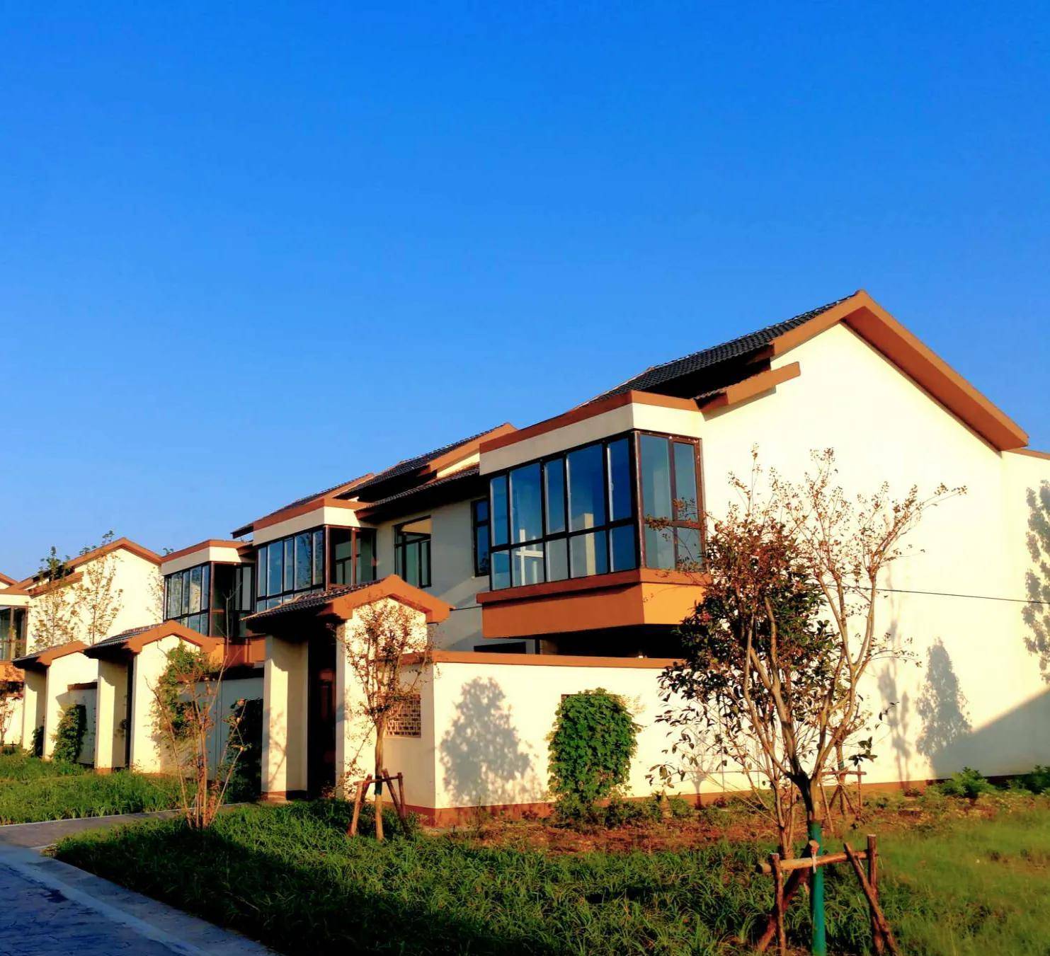 江苏丰县朱尧新村位于子午河畔,这里有朱尧桥,有漂亮的别墅区