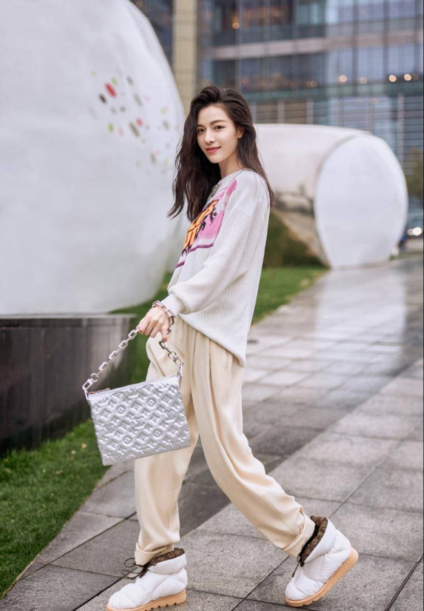 钟楚曦最新的开春穿搭真是清新!时髦的清新色调,看上去真是温柔