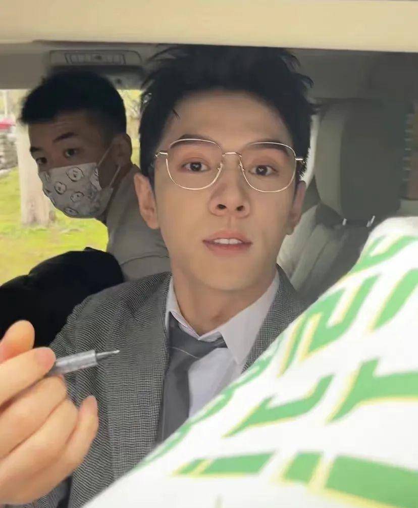 李佳琦来浙传招主播,网友:生图状态很抗打_浙江_同学_学子