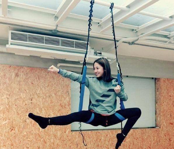 "鬼鬼"吴映洁不愧是宝藏女孩,可甜可御,身材好任性穿_造型_体式_健身