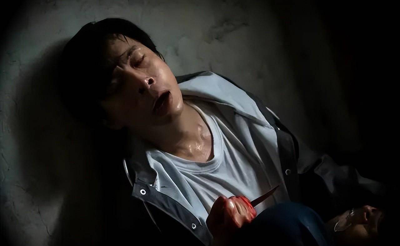 凶手张显宗(杨伟伦饰)与好友唐文琪(麦培东饰)在唐租的大角咀老屋内