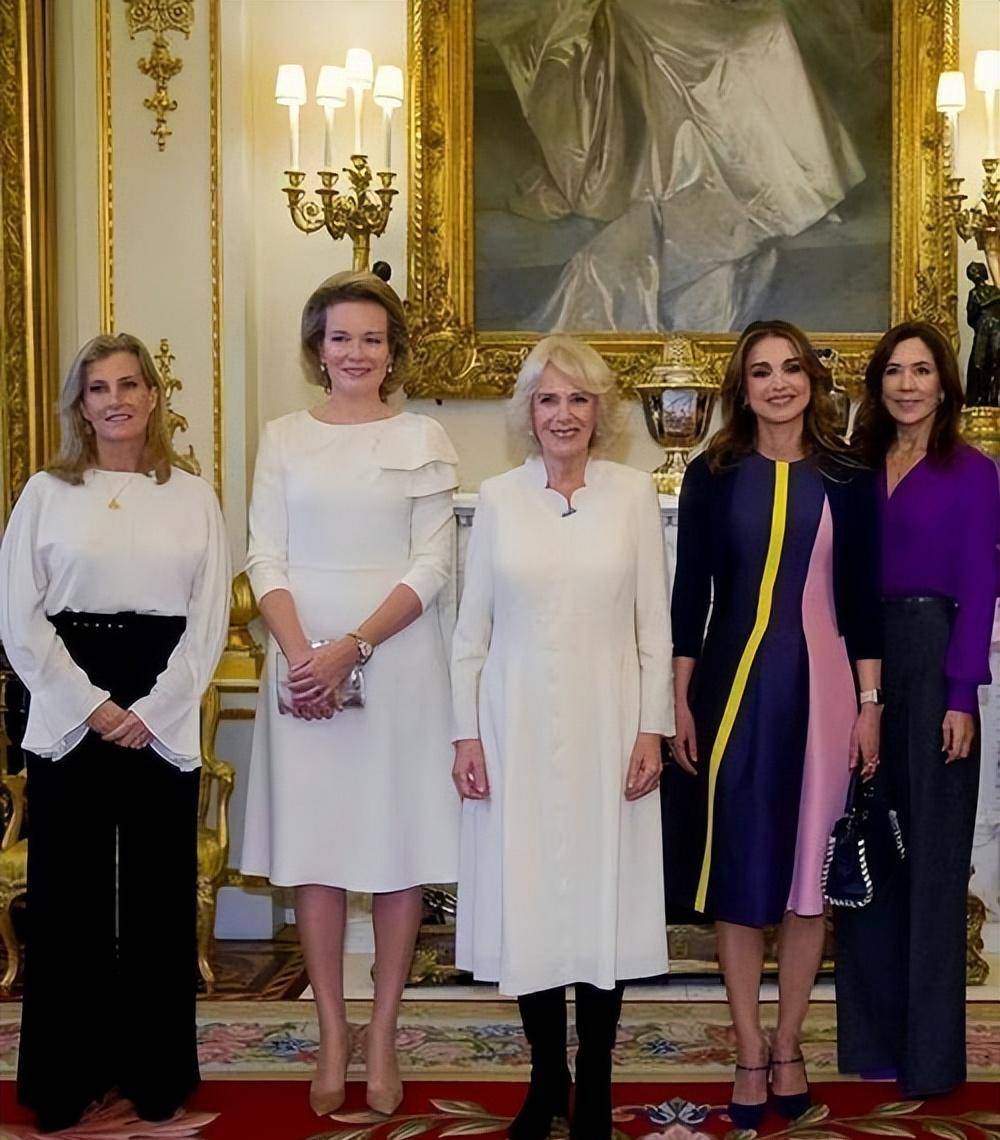 微胖大骨架,怎么穿好看显身材,学学比利时王后玛蒂尔德的穿搭!