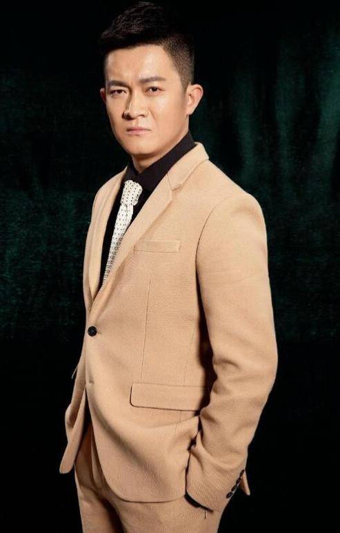 演员杨志刚:娶初恋张静,钱也归她管,成名后更爱她_郭靖宇_舞蹈_哥哥