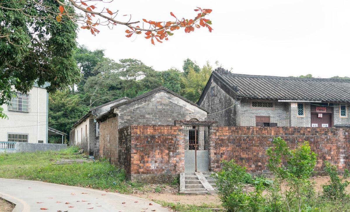 安徽农民把宅基地和平房卖给同镇村民犯法吗?