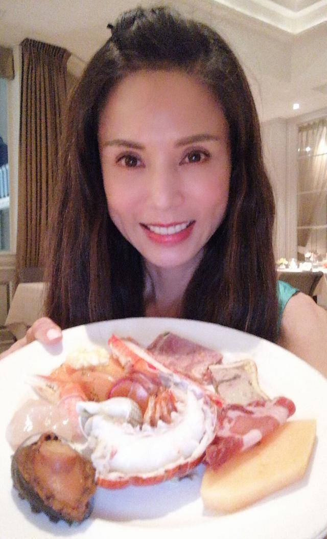 55岁李若彤活成25岁,分享3个冻龄秘笈,第1个坚持20多年,太自律_健身