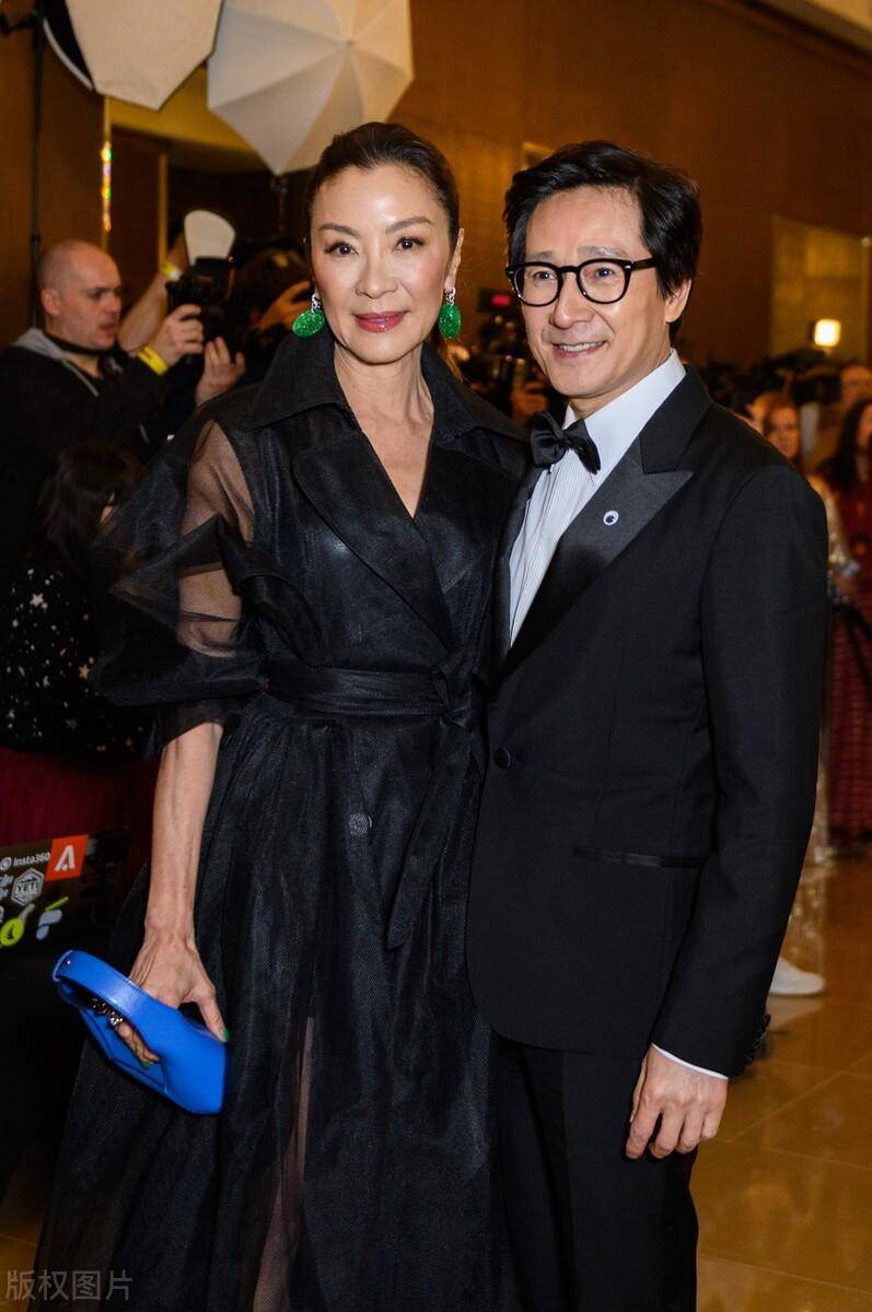 60岁杨紫琼美出新高度,穿皮裙拼薄纱像女王,戴百万珠宝太豪气_风格