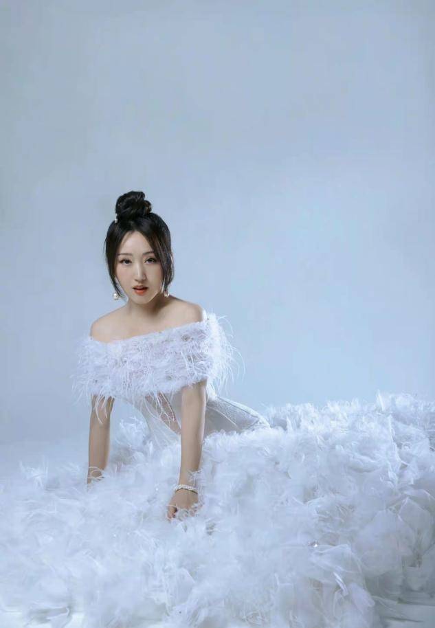 杨钰莹怎么变成这样了,高调穿婚纱登卫视春晚,修图过度大变样_裙子