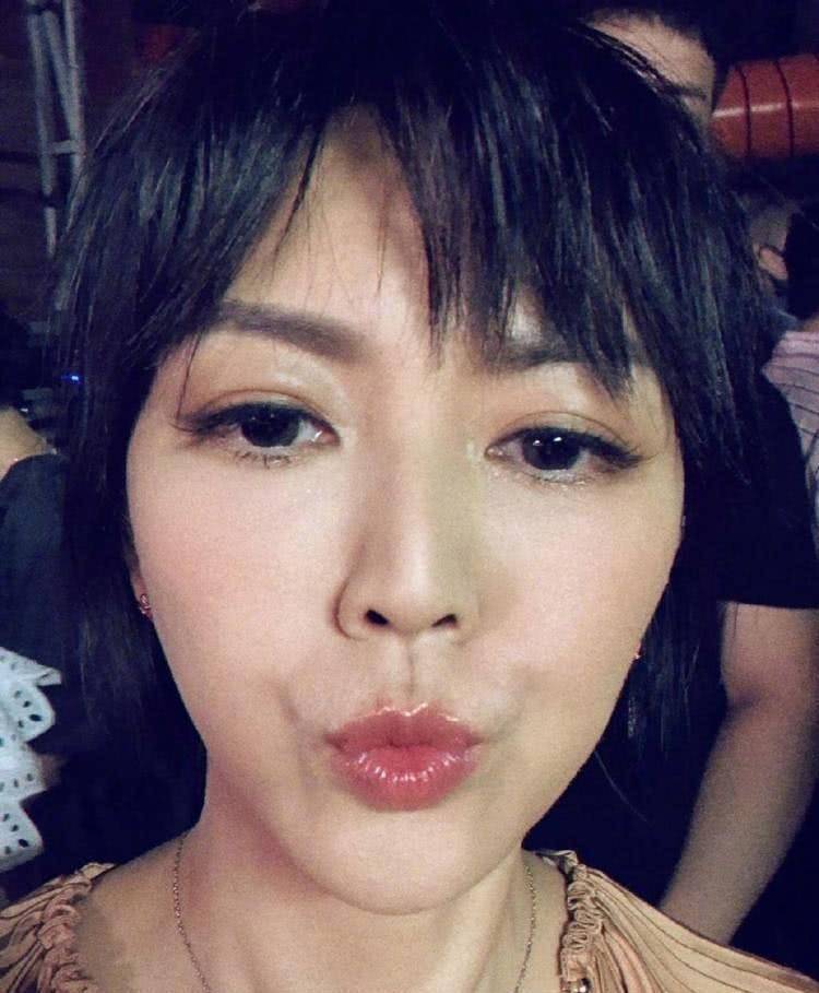 41岁孙燕姿晒照,状态引热议,不争不抢的她为何能被肖战喜爱?