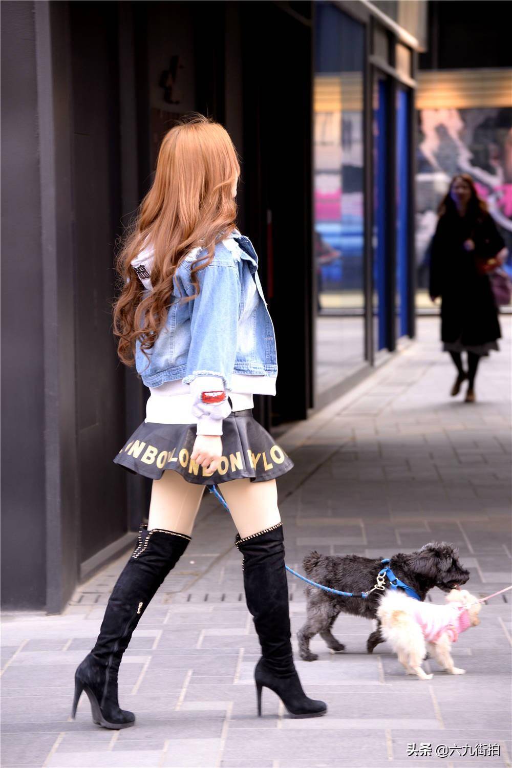 黑色过膝长靴搭配肉色丝袜,黑色百褶皮裙,很精致的穿搭_美女_风格