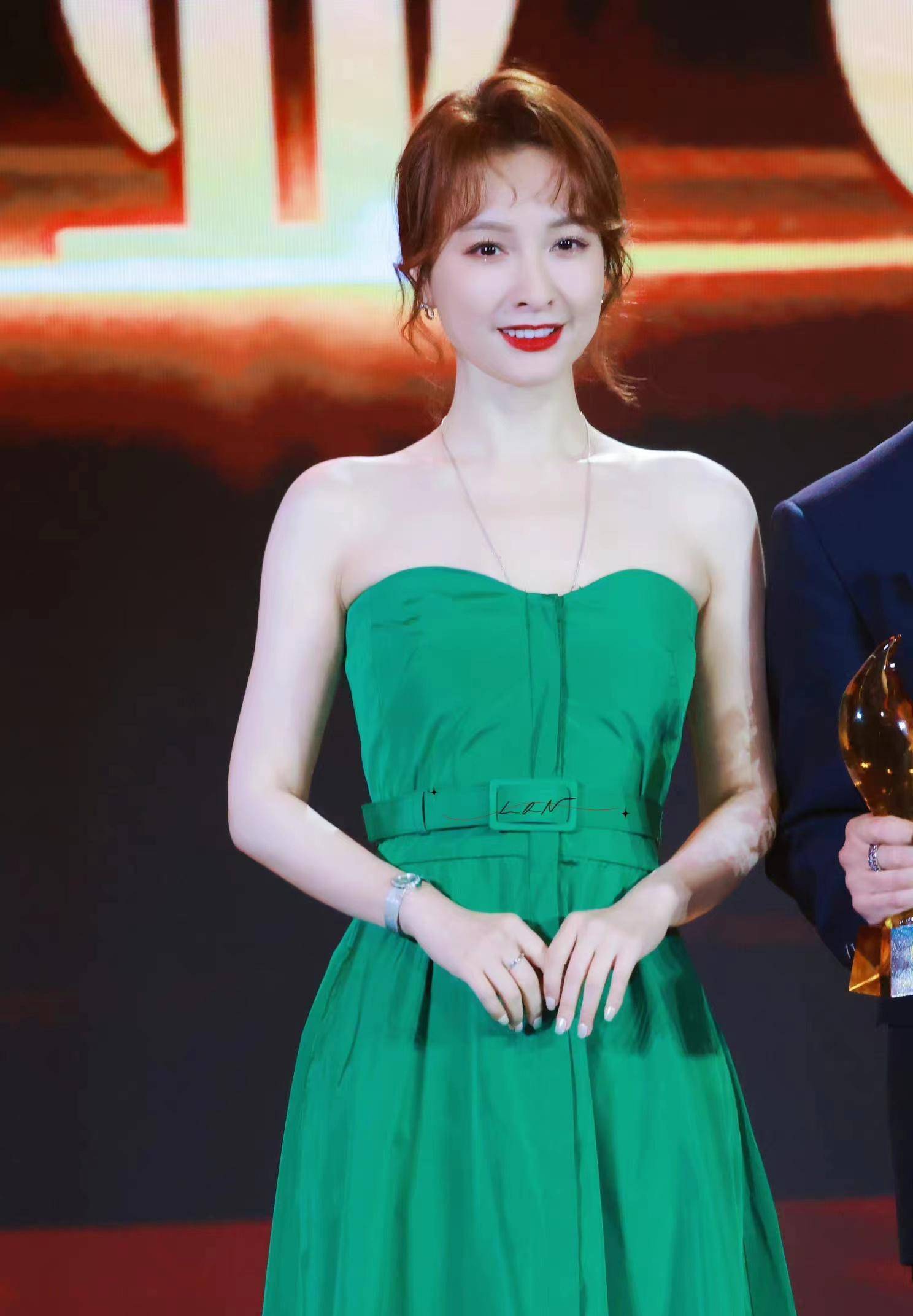 吴昕出席活动,一袭绿色抹胸长裙清新又优雅,40岁了美得更出众