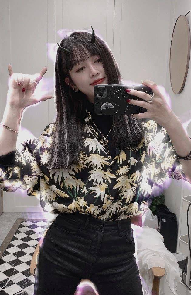 吴宣仪穿"面粉aj"把鞋带绑腿上,当她伸腿的那刻,女生都跪了_一身_火箭