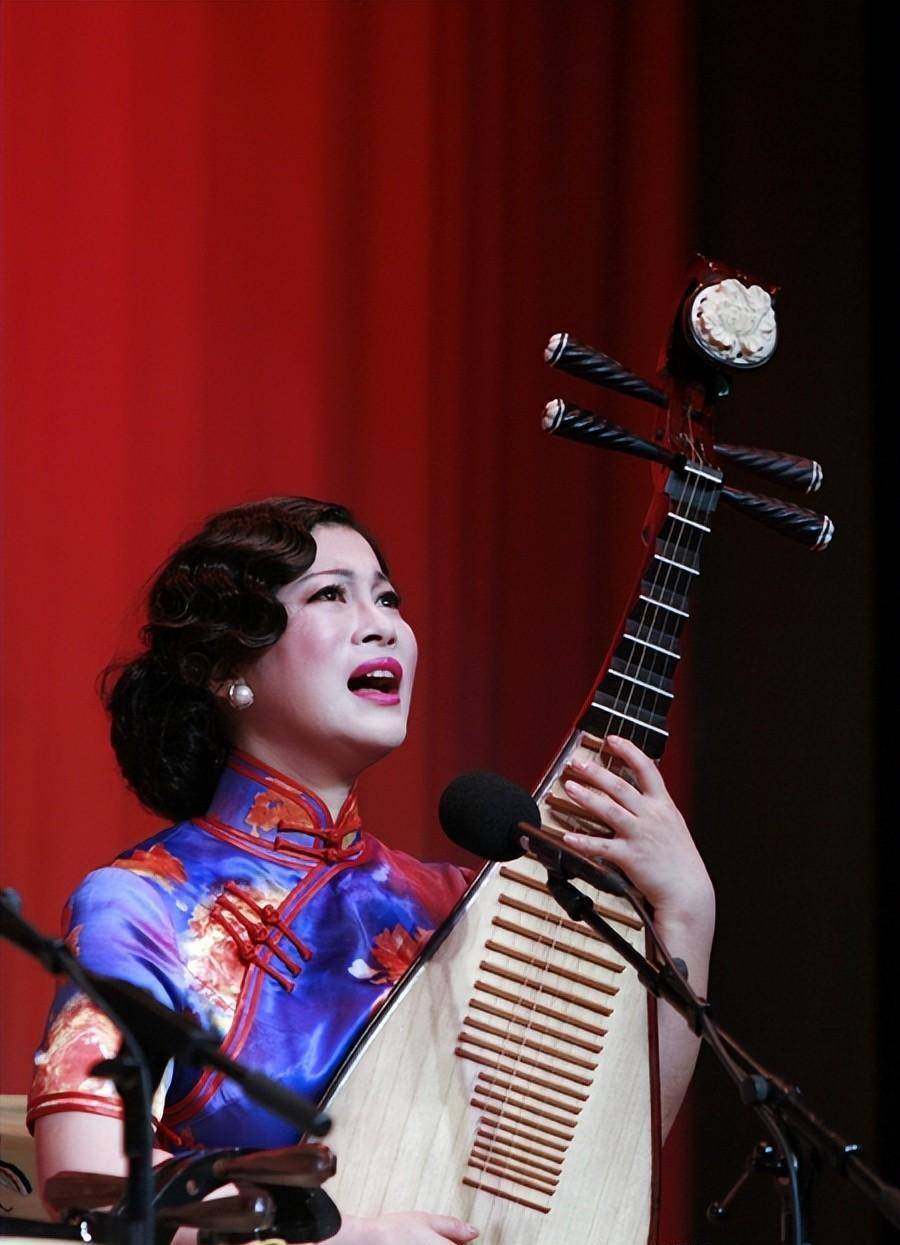 在两位跨界歌手的呈现下新鲜感十足,陆锦花以贯口开场,随即是评弹传统