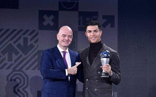 36岁罗纳尔多获"最佳球员",女友乔治娜骄傲合影,称c罗为国王_进球