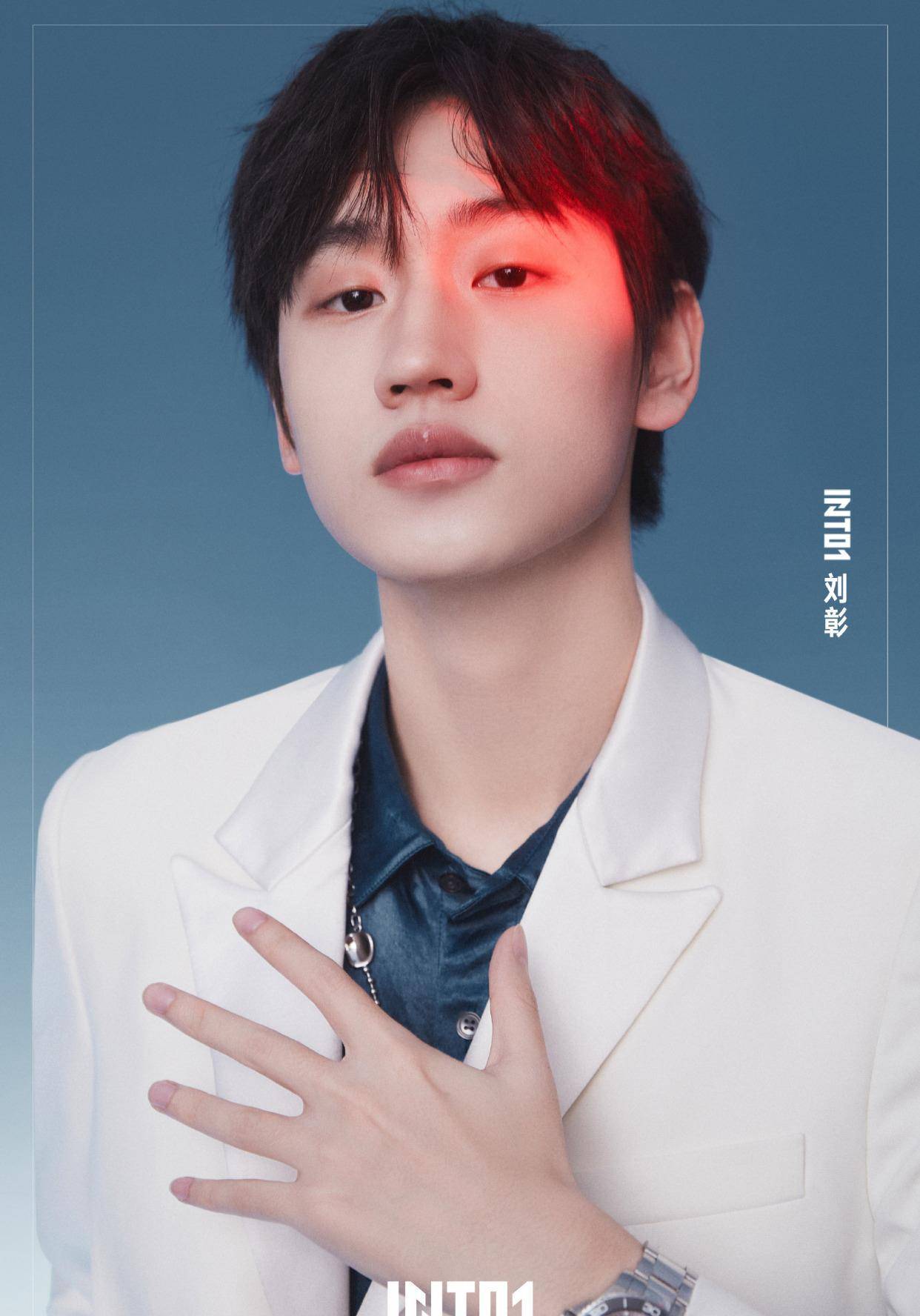 into1最新官博帅照太养眼粉丝好幸福._少年_西装_官博太