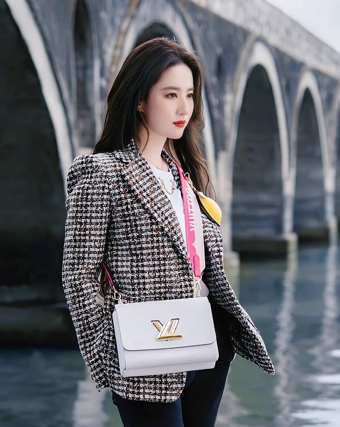 刘亦菲新造型又美又辣,小露身材好亮眼_lv_照片_清冷