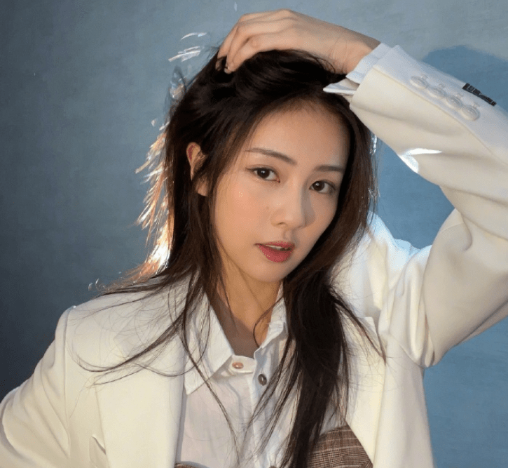 白鹿晒女友系列照,直接用原相机怼脸拍,无精修暴露真实颜值_状态_感觉