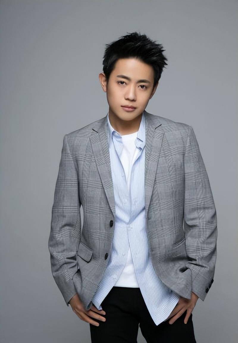 演员洪剑涛:军艺"初代校草",婚内出轨是谣言,儿子是他的骄傲_时候_贾